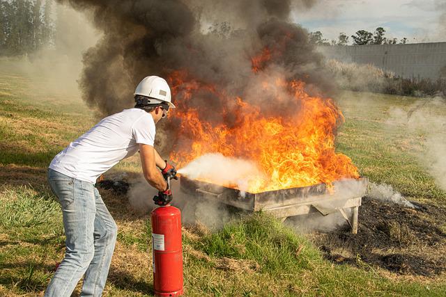 Une personne éteignant un feu lors d'une formation