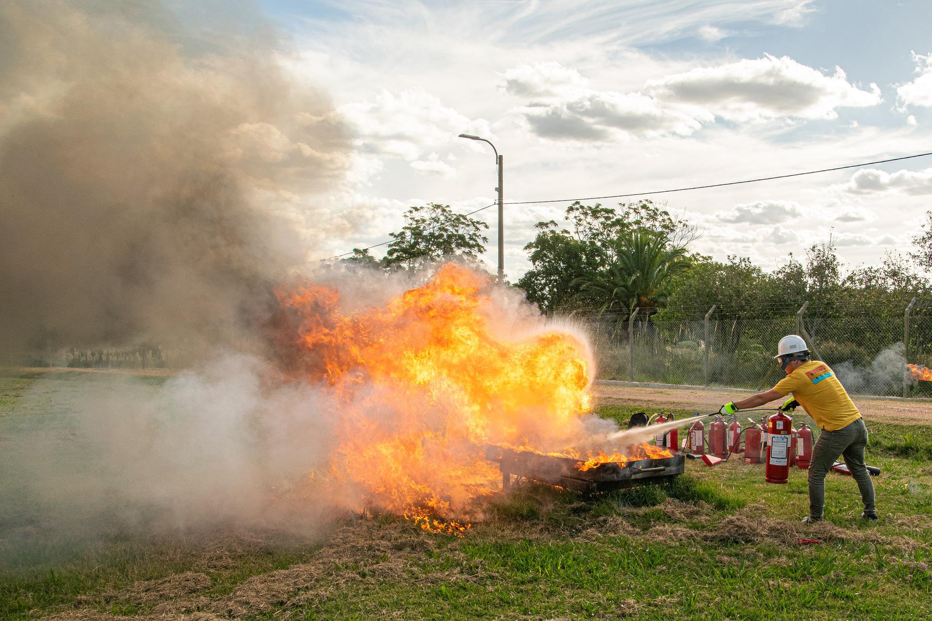 Une personne éteignant un feu lors d'une formation
