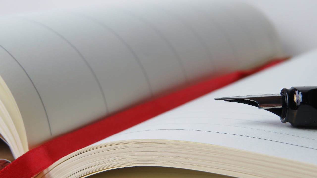 Registre de sécurité incendie ouvert avec stylo plume — cahier papier classique tenu par Ecopi en Île-de-France