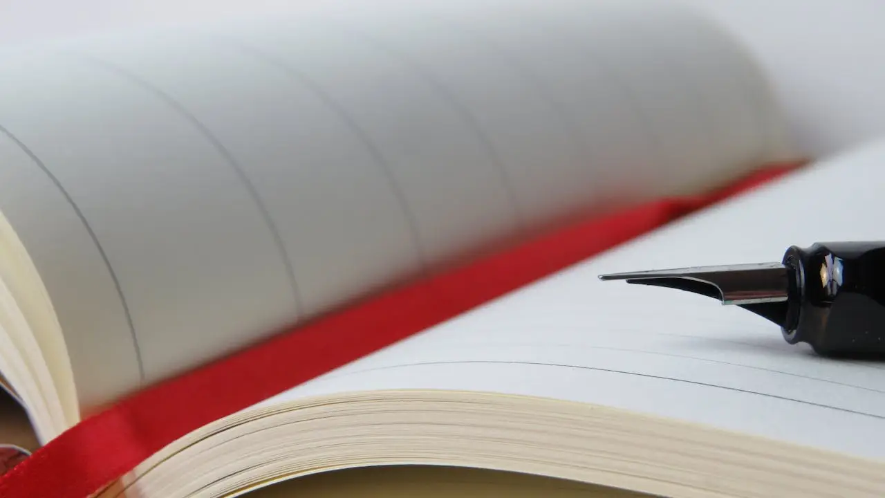 Registre de sécurité incendie cahier ouvert et stylo plume