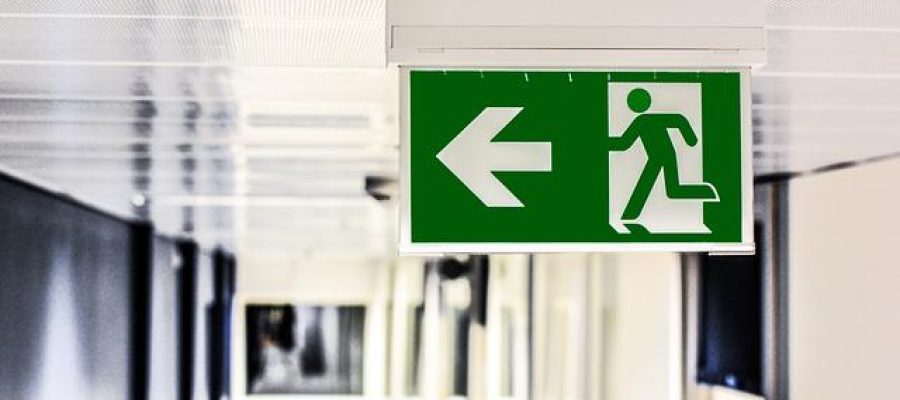 Un BAES (Bloc Autonome d'Eclairage de Sécurité) accroché au plafond